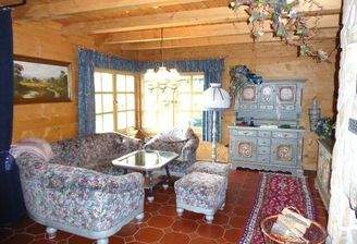 Blick aus Küche in Wohnzimmer