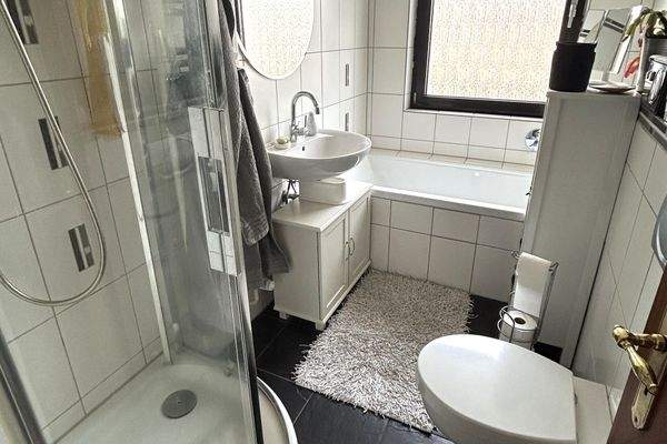 Tageslicht Bad mit Wanne und Dusche