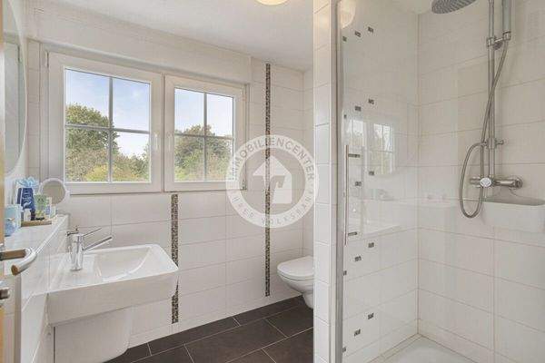 Das Tageslichtbad mit Dusche im Dachgeschoss