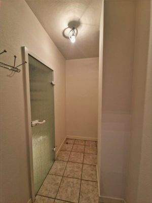 EG: Wohnungsflur mit Badezimmerzugang