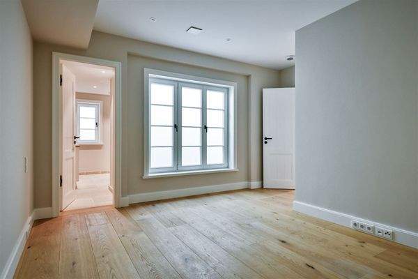 Untergeschoss mit großen Fensterflächen