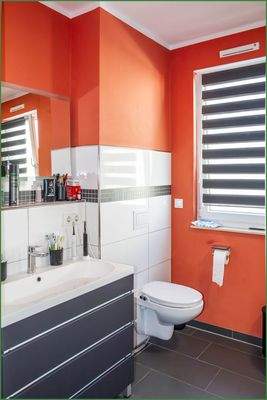 Tageslicht-Bad mit Wanne und Dusche