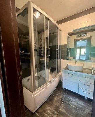 Eines der Badezimmer  - one of the bathrooms