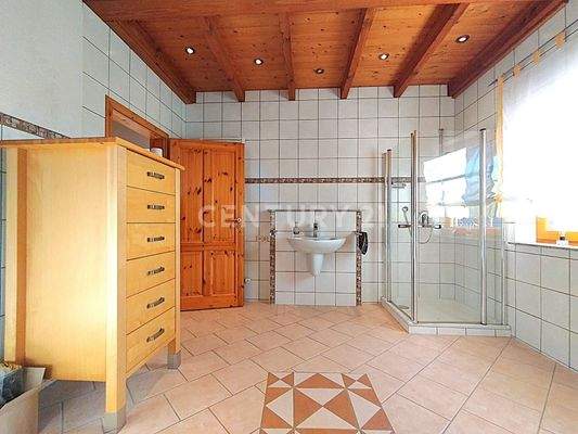 Das Badezimmer in Blickrichtung Flur