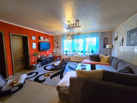 Sehr großes Wohnzimmer der Wohnung im EG