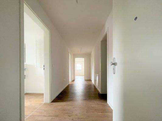 Lichtdurchfluteter Wohnungsflur mit durchdachter Raumaufteilung - Ihr Weg zu mehr Wohnkomfort!