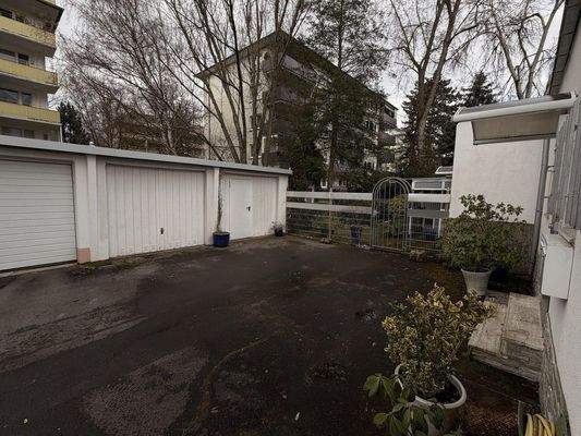 Hof, 2 Parkplätze, 2 Garagen