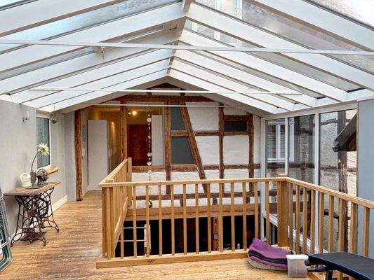 Empore im Wintergarten mit Holzboden