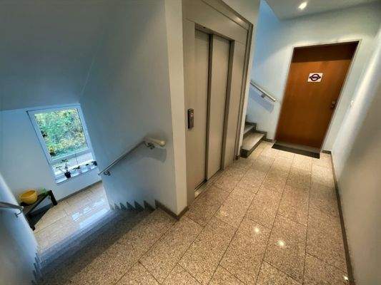 Treppenhaus mit Fahrstuhl