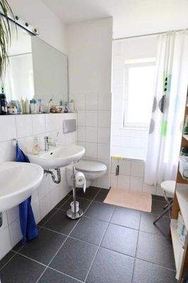 Bad mit Badewanne OG