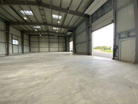 Zwei große Sektionaltore mit einer Durchfahrtshöhe von ca. 4,5 Meter