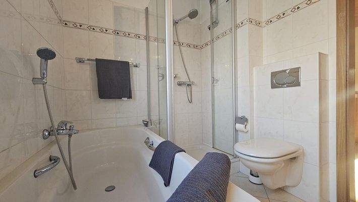 mit Badewanne und Dusche