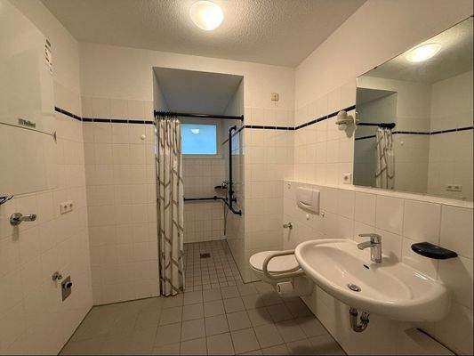 Tageslichtbad mit bodengleicher Dusche