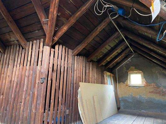 Dachboden mit Abstellräumen (1).jpg