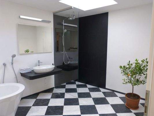 Masterbad mit Naturstein