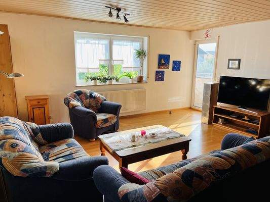 Wohnzimmer mit Kaminofenanschlussmöglichkeit und Balkonzugang (EG)