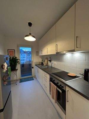 Küche mit Zugang zum Balkon