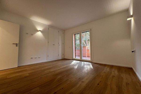 Schlafzimmer mit Einbauschrank und Zugang zur Terrasse