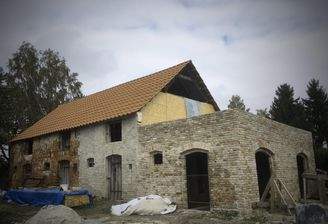 Stallgebäude mit Terrassendach
