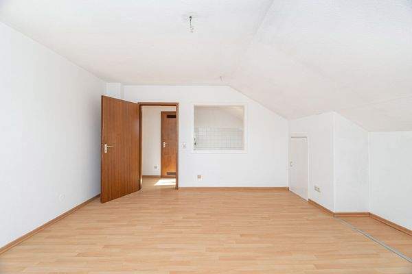 Wohnzimmer mit durchreiche zur Küche