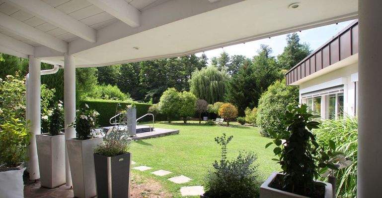 Rechts ist die Schwimmhalle.jpg