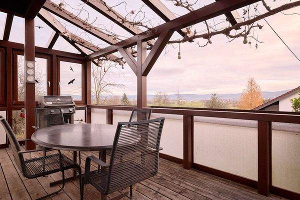 großzügiger, überdachter Balkon mit direktem Gartenzugang 