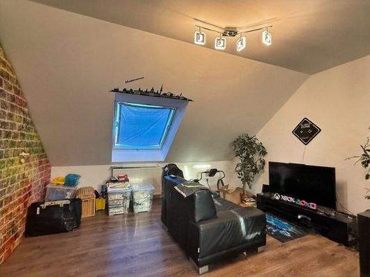 Dachstudio mit zwei großen Fenstern