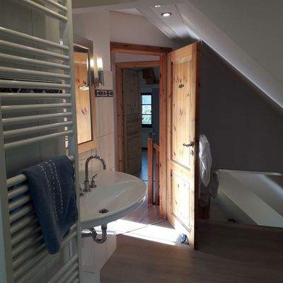 Duschbad mit Blick zum Flur