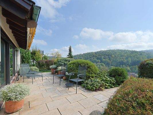 Liebevoll gestaltete Terrasse mit hohem Maß an Privatsphäre