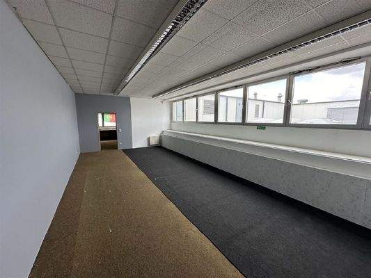 zusätzliche Bürofläche über angrenzender Lagerhall