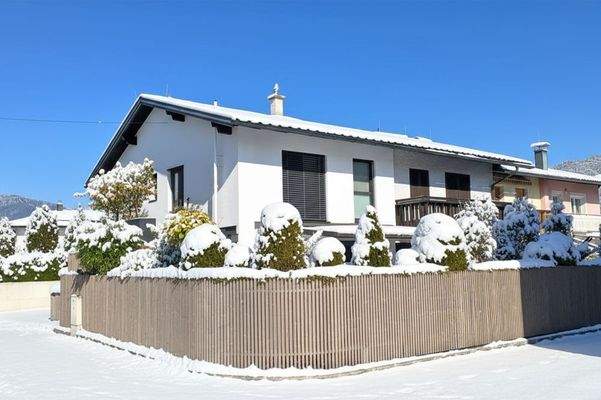 Außenansicht des Reihenhauses mit Gaisbergblick