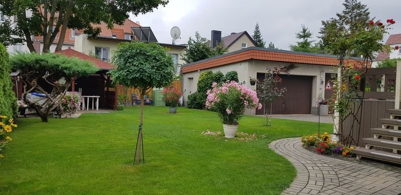 Garten mit Pavillon und Garagen