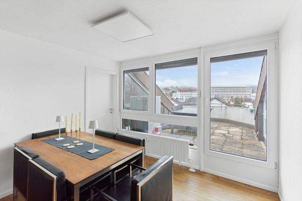 Essbereich mit Zugang zur Terrasse