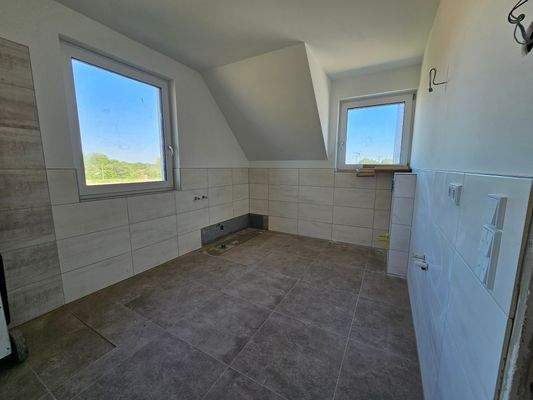 Bad mit Dusche, Wanne & WC