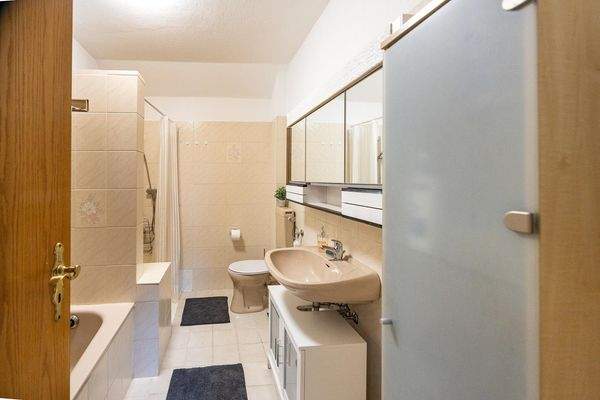 Innenliegendes Bad mit Dusche und Badewanne