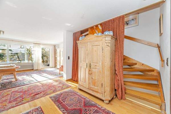 Blick von Essbereich in Wohnbereich und Treppenaufgang