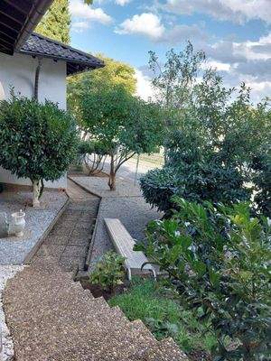 Haus rundum begehbar...