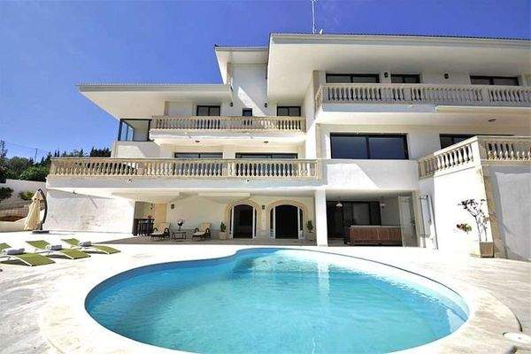 Poolbereich auf der Terrasse