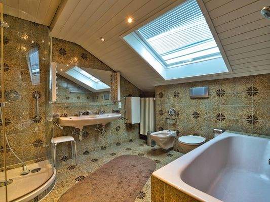 Bad mit Dusche und Wanne