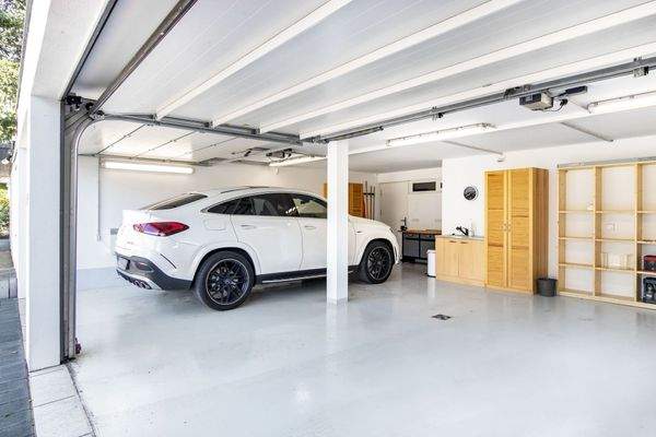 Garage für 2 SUVs u. kleiner Sportwagen