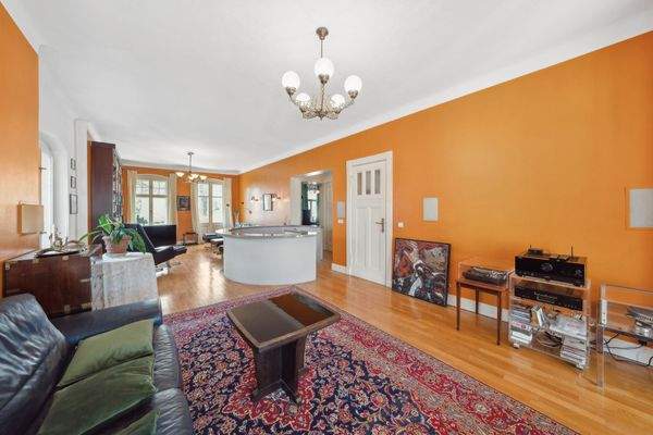 Repräsentativer Wohnsalon mit Blickachsen bis zur Loggia.