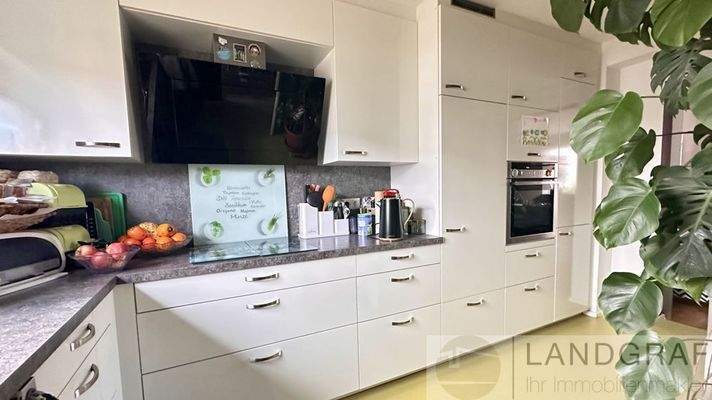 Offene Küche mit Einbaugeräten