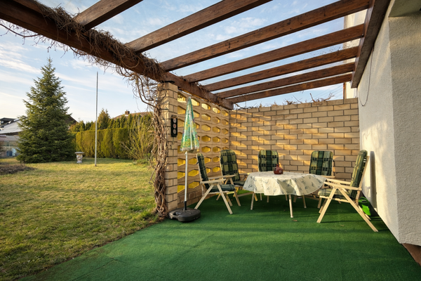 Die überdachte Süd-/Westterrasse