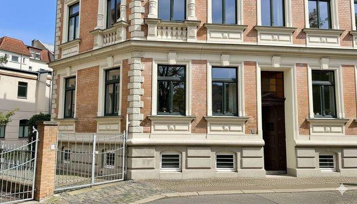 Titelbild vorm Haus Nah