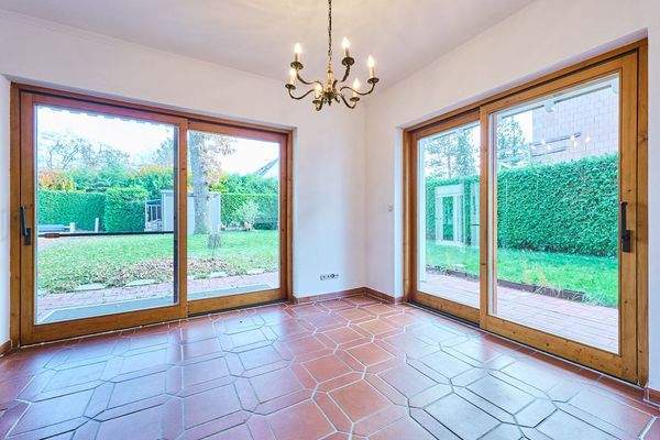 Große Fenstertürenfronten im Wohnzimmer