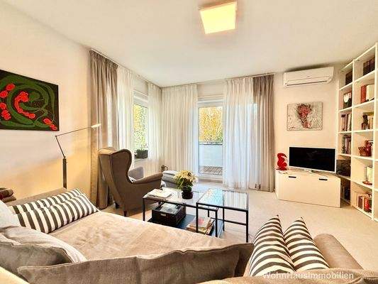 Galeriezimmer mit Balkon