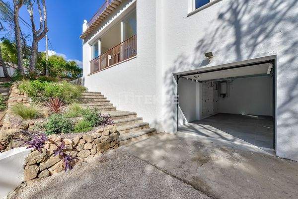 Detached Villa with Private Pool near a Golf Course in Altea