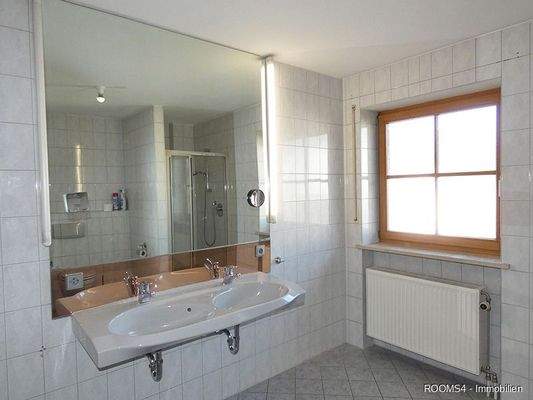 großes Badezimmer