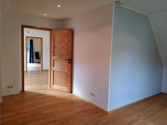 Kinderzimmer oder Büro DG links mit Blick zum Eingangsflur 