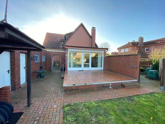 Wintergarten mit vorgelagerter Terrasse. Rechts - Zugang zum Gartenhaus